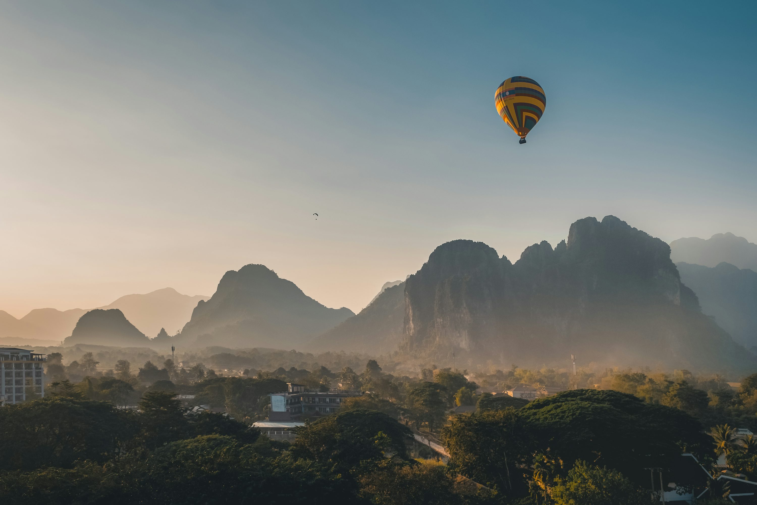 老挝万荣山景，国家风光配图